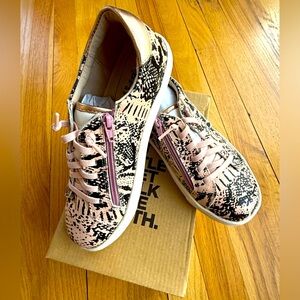NEW Stylish Girl's Leather Snake Print Sneakers